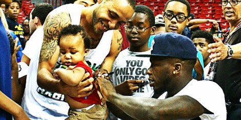 nate-robinson-signing-baby-elite-daily-800x400